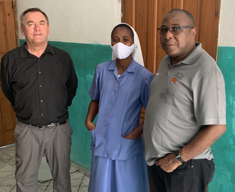Tobias Bauer zu Besuch im von DIANO unterstützten Ambulatorium von Limonade/ Haiti zusammen mit Schwester Gabrielle und Père Christian
