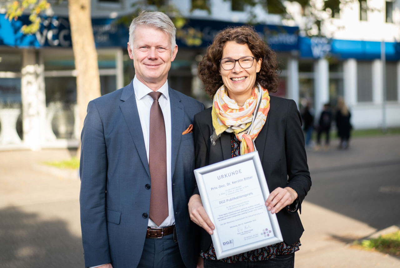 PD Dr. Kerstin Bitter (rechts, mit DGZ-Präsident Prof. Rainer Haak) konnte sich über den Publikationspreis der DGZ  in der Kategorie „Grundlagenforschung“ freuen.