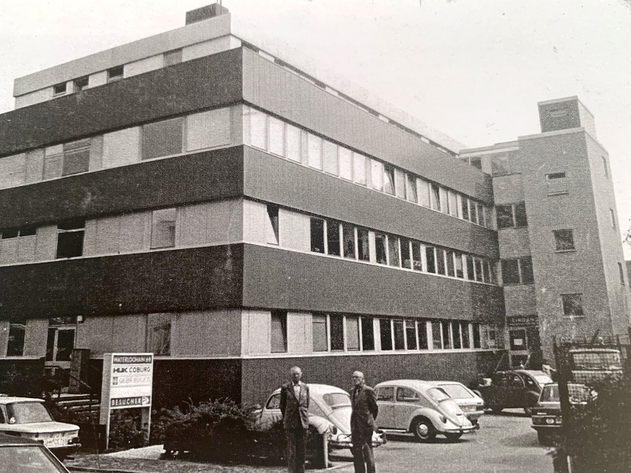 Das neue Firmengebäude am Waterloohain wurde 1972 bezogen und ist bis heute Sitz des Labors.