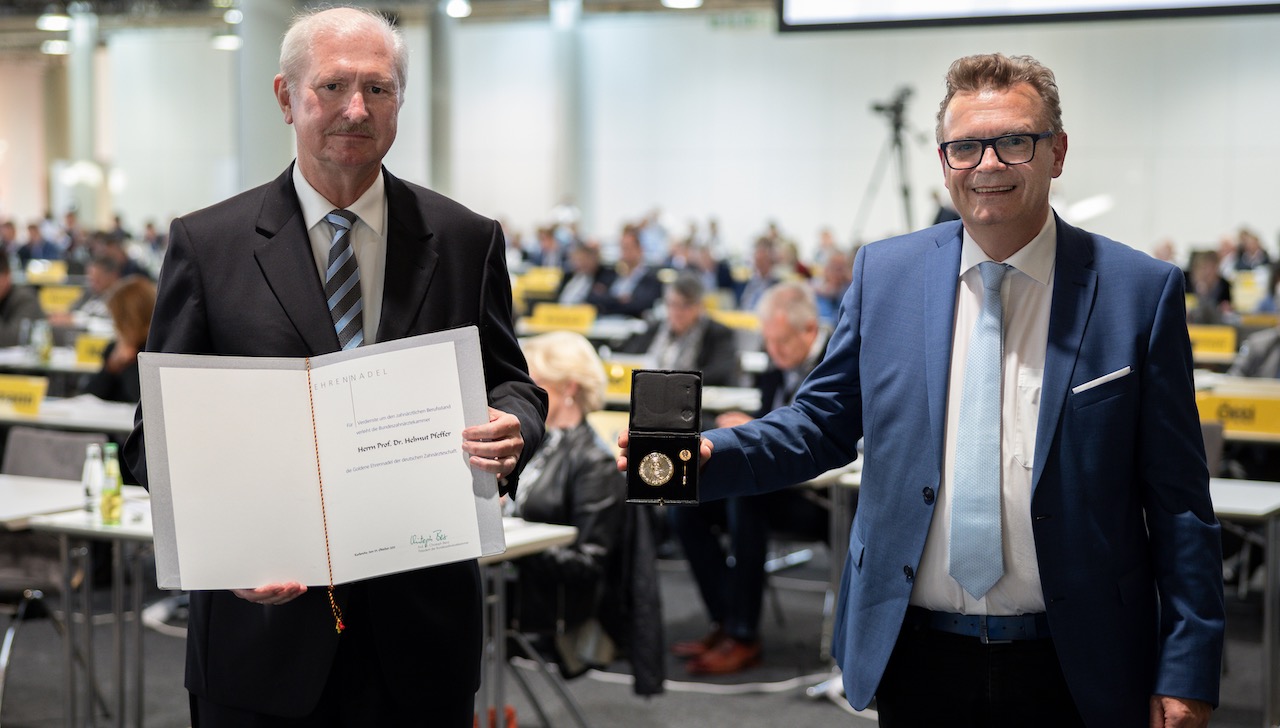 Dr. Helmut Pfeffer (links) wurde für seinen langjährigen Verdienste unter anderem in der Kammer Hamburg und in der Arzneimittelkommission mit der Goldenen Ehrennadel ausgezeichnet.
