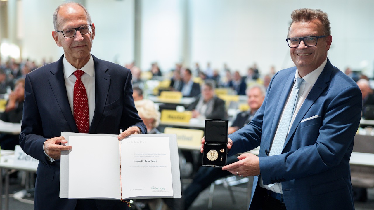 Dr. Peter Engel (links), von 2008 bis 2021 BZÄK-Präsident, wurde vom amtierenden Präsidenten Prof. Dr. Christoph Benz mit der Goldenen Ehrennadel ausgezeichnet und von den Delegierten zum Ehrenpräsidenten gewählt.