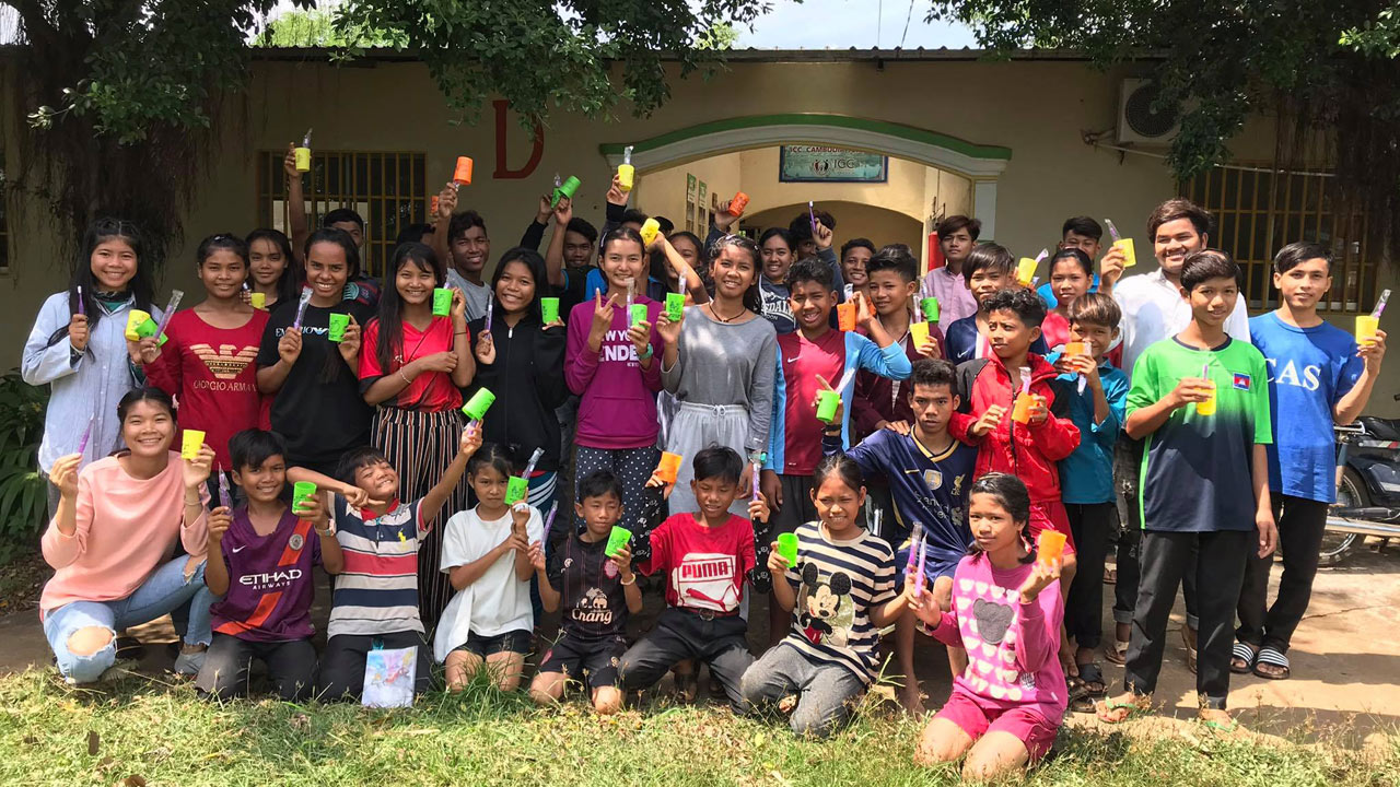 Abb. 1 und 2 Der Verein für Zahnhygiene e. V. spendet Materialien an die CFI Internationale Kinderhilfe Deutschland für Kinder in Kambodscha.