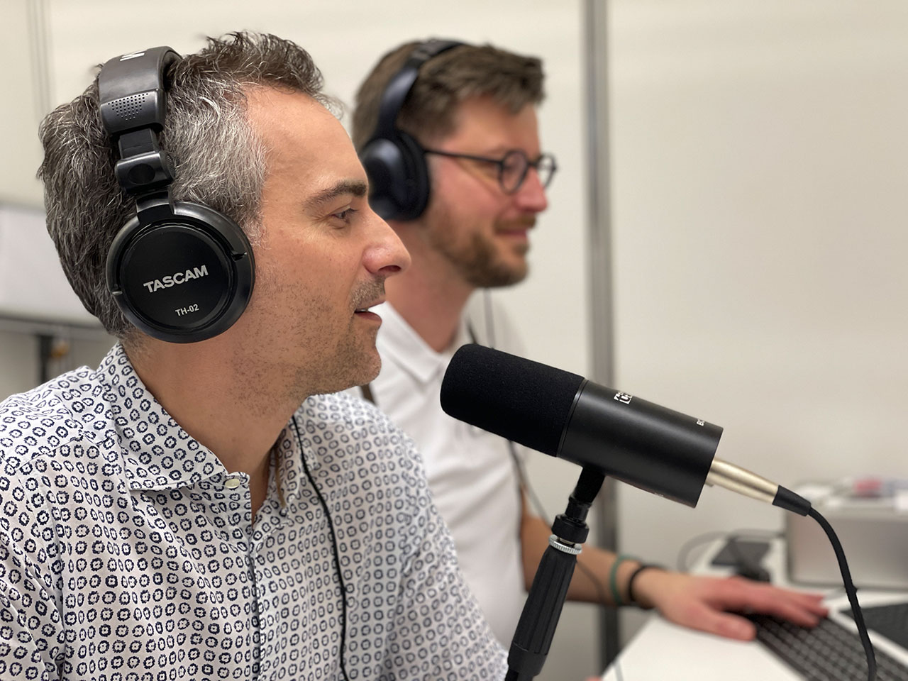Making-of der Podcast-Specials auf der IDS 2023: Stefan Frei mit Stephan Alt von Quintessenz