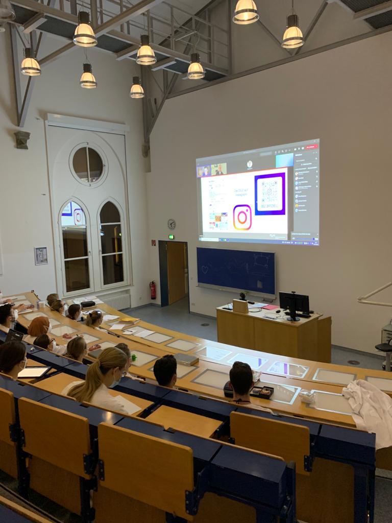 Im ersten Teil des Kurses, hier in der Universitäts-Zahnklinik Düsseldorf, werden theoretisch-praktische
Grundlagen vermittelt.