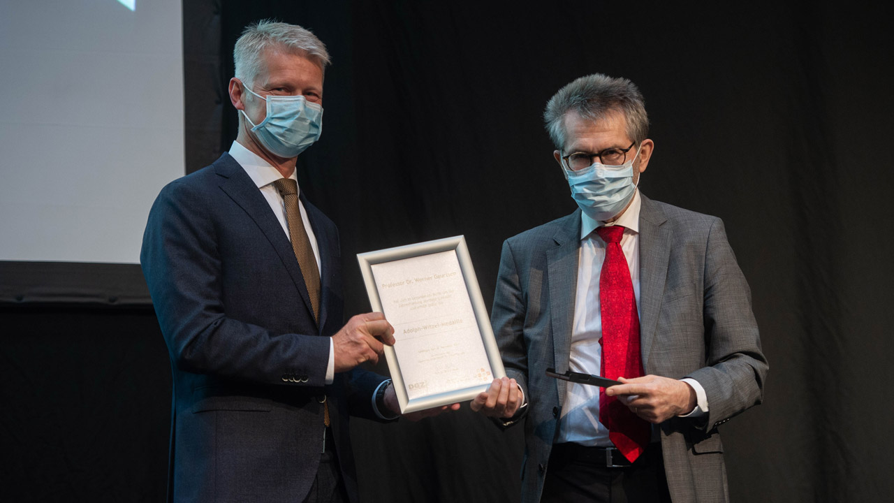 Abb. 3 Prof. Dr. Werner Geurtsen aus Hannover (links) erhielt von dem amtierenden
DGZ-Präsidenten Prof. Dr. Rainer Haak (rechts) die Adolph-Witzel-Medaille 
für seine besonderen Verdienste für die DGZ. 
