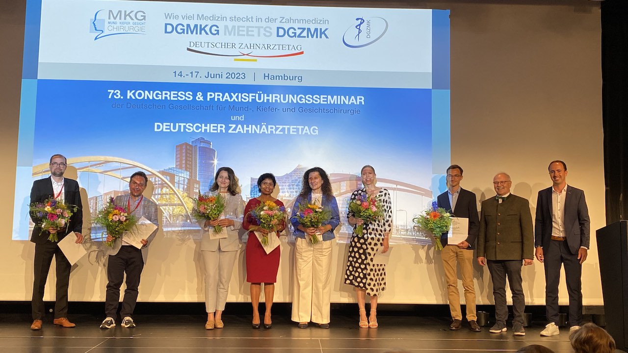 Die Repräsentanten der Preisträger 2023 des Dental Education Award der Kurt-Kaltenbach-Stiftung mit Prof. Rainer Biffar.