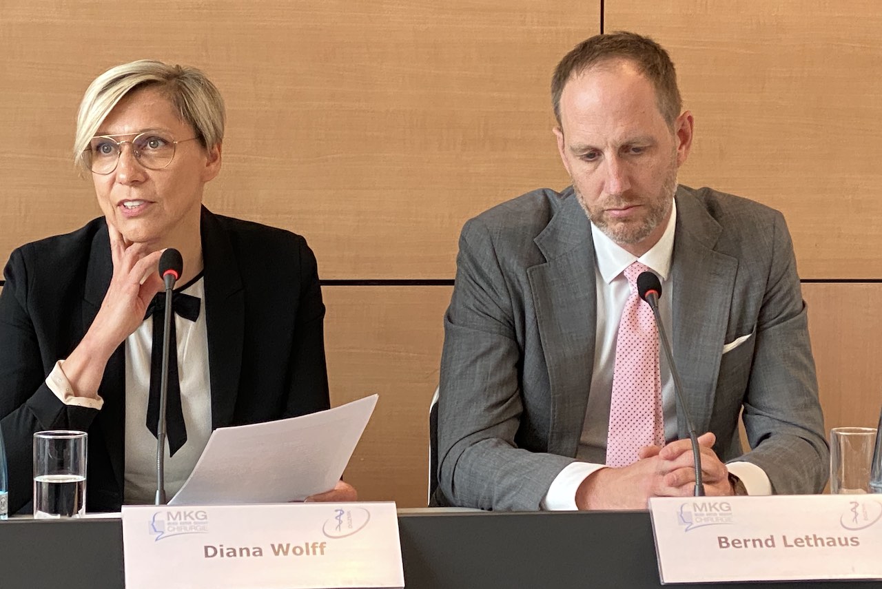 Prof. Dr. Diana Wolff und Prof. Dr. Dr. Bernd Lethaus informierten in der Pressekonferenz über die schwierige Situation bei den zahnärztlichen Behandlungen von vulnerablen Patienten in Vollnarkose.