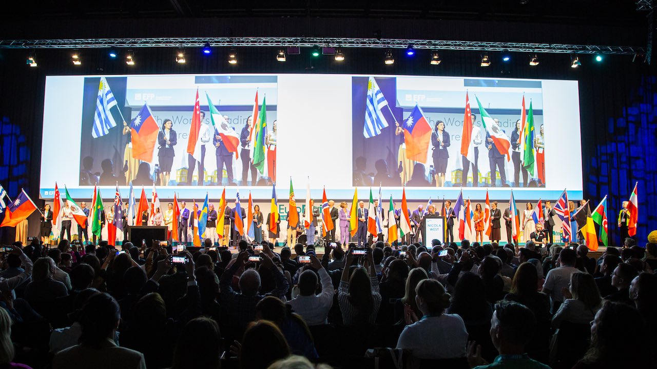 Immer wieder eindrucksvoll: Die Flaggenparade der Länder, deren Delegierte an der EuroPerio teilnehmen.