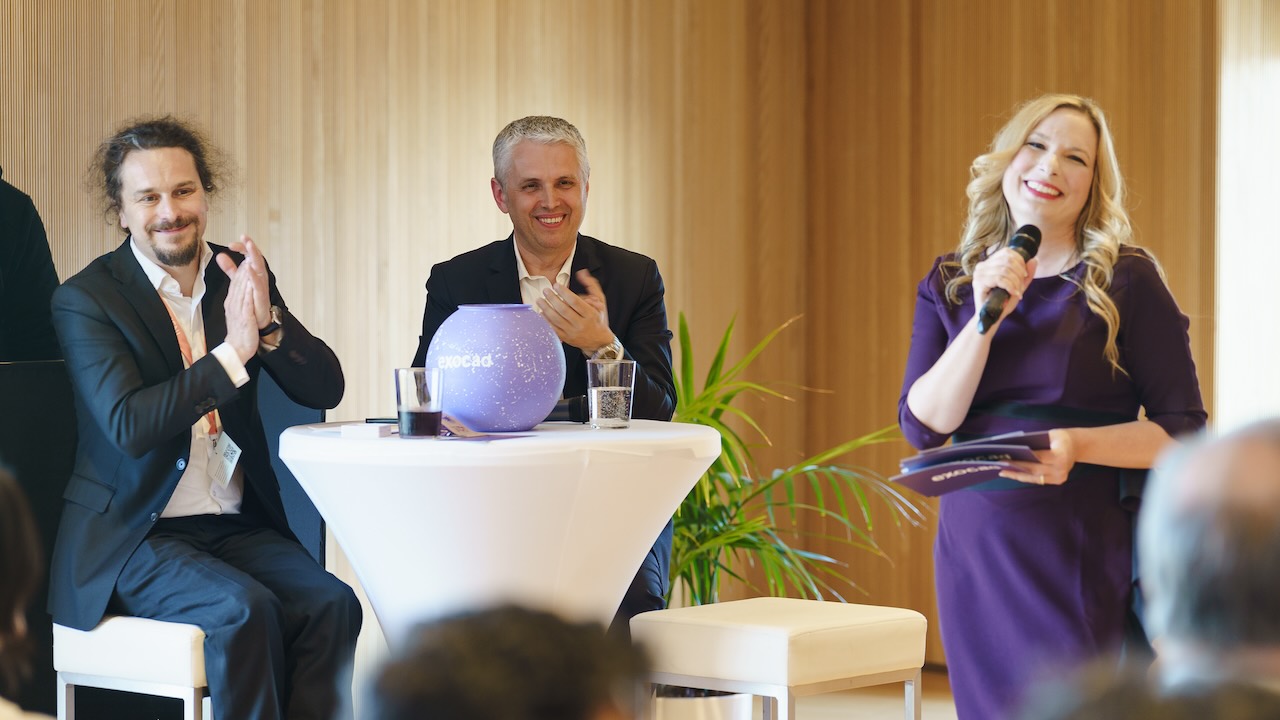 Tillmann Steinbrecher, CEO bei exocad, Novica Savic, CCO bei exocad, und Christine McClymont, Global Head of Marketing & Communications (von links), bei der Pressekonferenz.