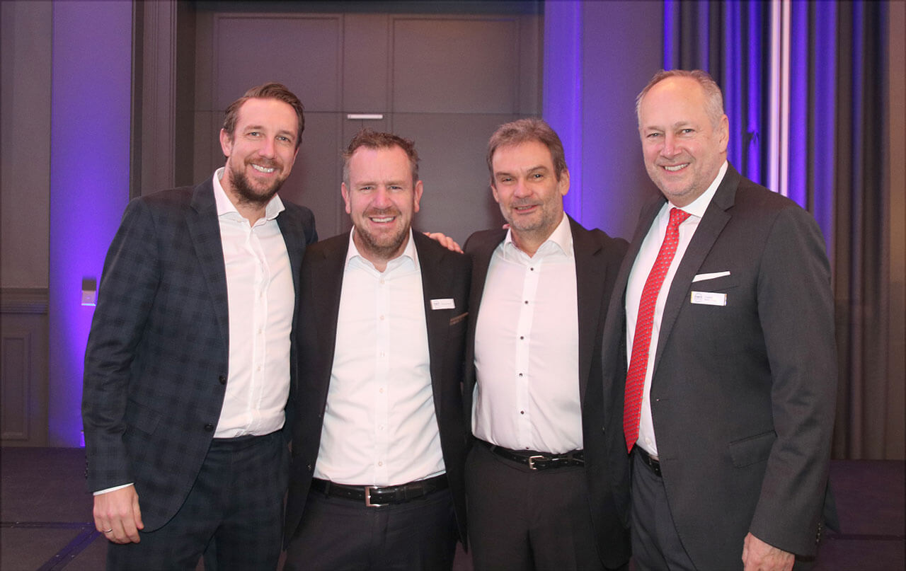 Von links: Prof. Dr. Jan-Frederik Güth, Merz Dental Marketing- und Vertriebsleiter Timo Bredtmann, ZTM Hans-Jürgen Stecher und Merz Chairman Friedhelm Klingenburg