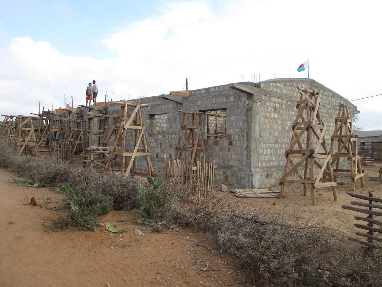 Auf Madagaskar wurden ein Magazin zur Lagerung von Lebensmitteln sowie einen Speisesaal gebaut, Wohnhäuser für Lehrkräfte errichtet, Schulbänke gekauft und die Wasser- und Solarversorgung eines Lepradorfs verbessert.