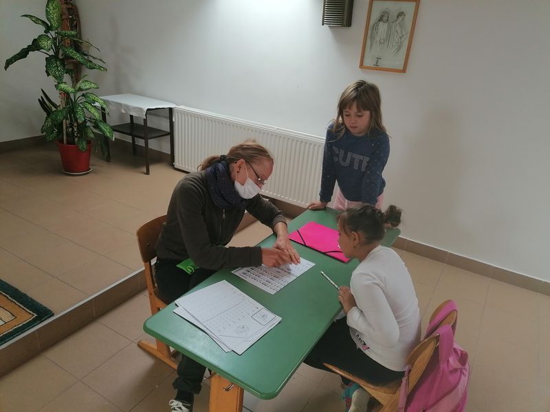 Bildung als Schlüssel für ein besseres Leben: Kinder erhalten Unterricht im Jugendzentrum Satu Mare