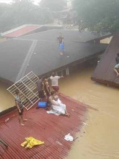 Die nach dem Taifun vom Wasser eingeschlossenen Menschen warteten oft lange auf ihren Dächern auf Hilfe.