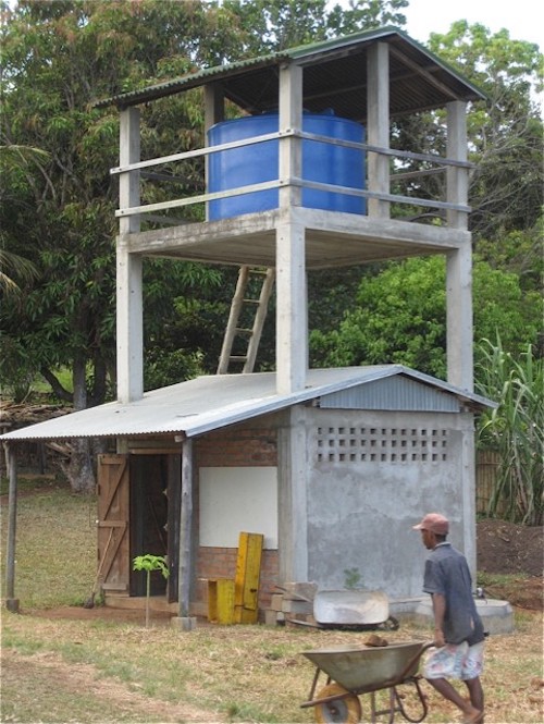 Energiesparende Feuerstelle und Wasserturm in einem