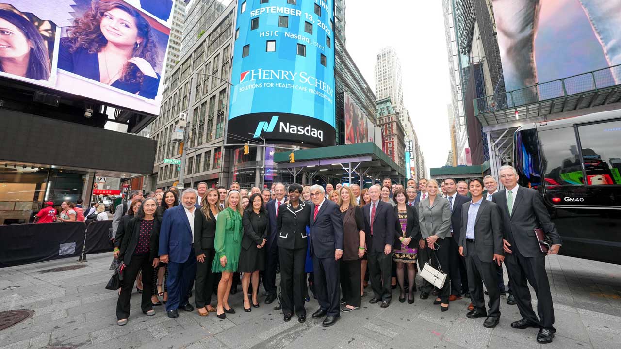 Ab 9:00 Uhr EST war das Team Schein  auf dem Nasdaq-Turm am Times Square zu sehen.