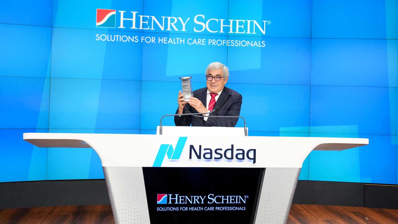 Stanley Bergman, CEO von Henry Schein, bei der Zeremonie in der Nasdaq Börse.