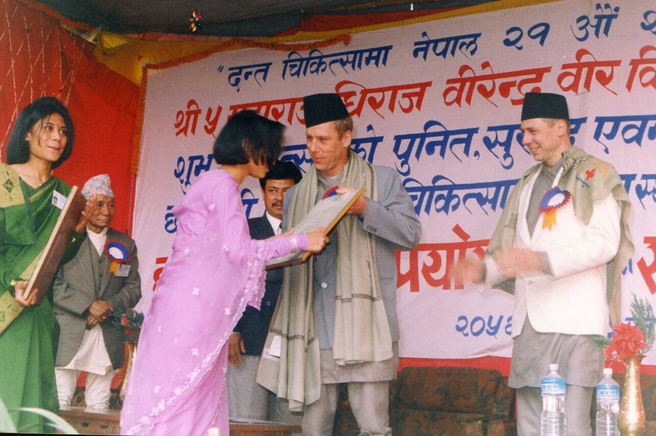 Nach zweijähriger Ausbildung in Deutschland erhalten Sapana Shresta und Anjali Mali in Kathmandu ihre Zertifikate überreicht.