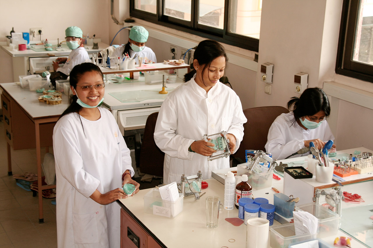 Die beiden in Deutschland ausgebildeten Technikerinnen geben ihr Wissen weiter: Zahlreiche Nepalesinnen und Nepalesen wurden im Chhatrapati Dental Lab ausgebildet. Die Einrichtung der ersten Dentaltechnik war der entscheidende Impuls zur Etablierung des Zahntechnikhandwerks in Nepal.  Heute existieren mehrere Laboratorien in Kathmandu. (Foto: 2005)