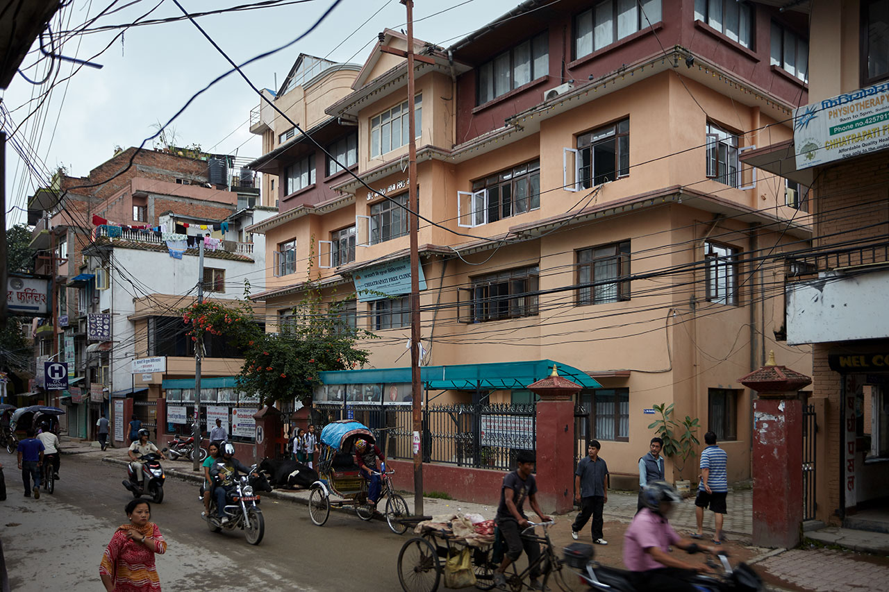 Die Chhatrapati Free Clinic wird seit 1992 von der Gesellschaft für medizinisch-technische Zusammenarbeit e.V. unterstützt. In der oberen Etage ist das erste Dentallabor Nepals untergebracht, das im Jahr 2000 eingeweiht wurde. (Foto: 2018)