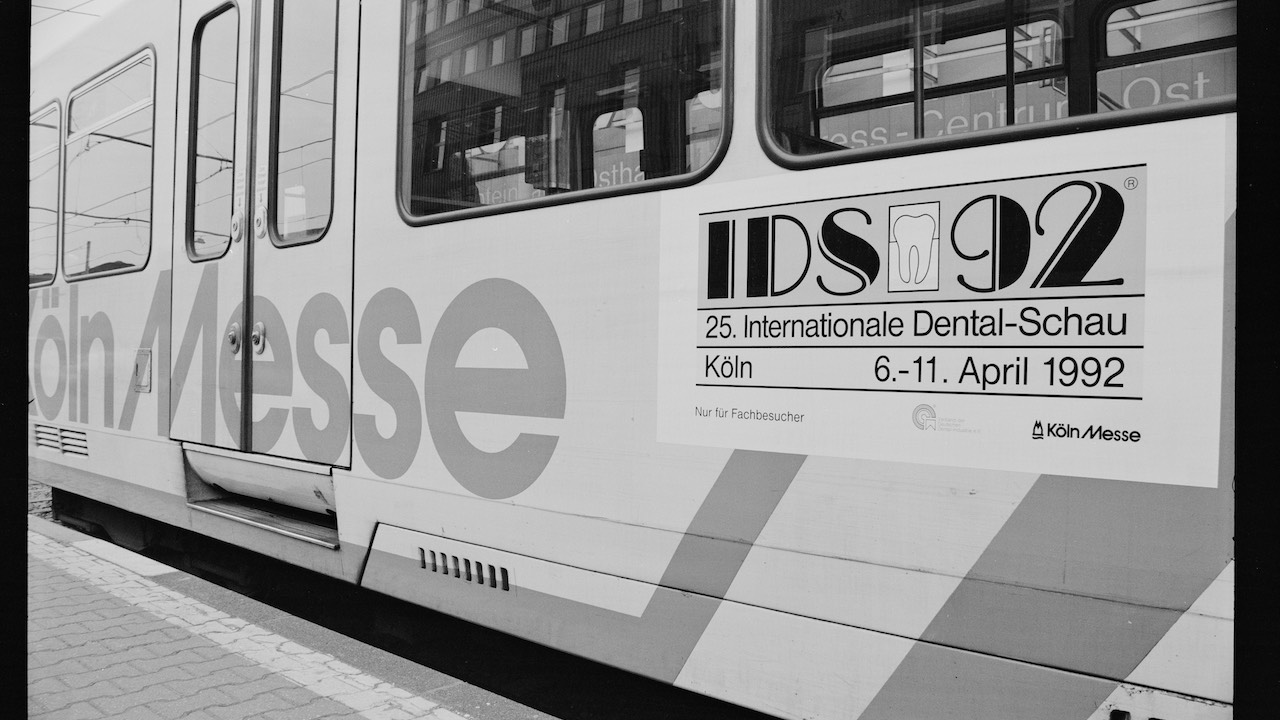 Werbung im Stadtbild – hier auf der Straßenbahn für die IDS 1992 in Köln. Seit 1992 findet die IDS immer in Köln statt.