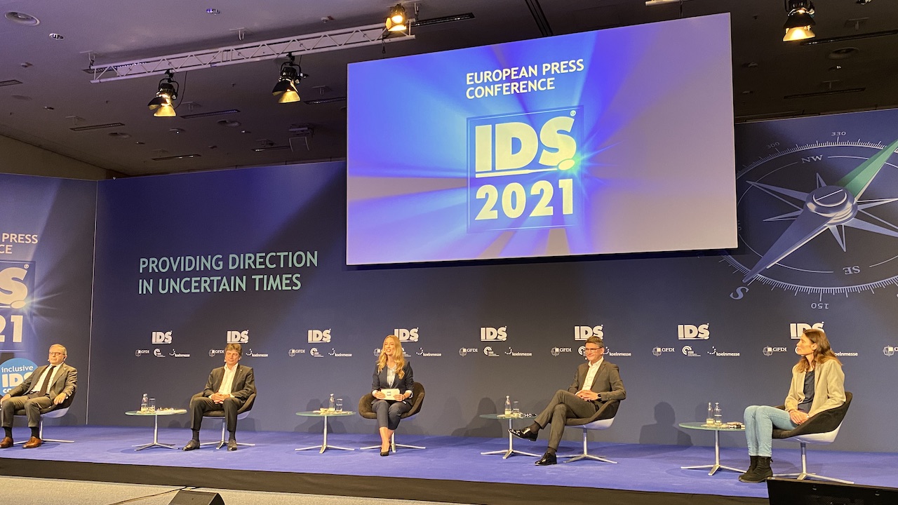 Die Diskussionsrunde der Europäischen Fachpressekonferenz zur IDS 2021: Dr. Mario Landi, Mark Stephen Pace, Moderatorin Nadja Cleven, Oliver Frese und Corinna Mühlhausen (von links)