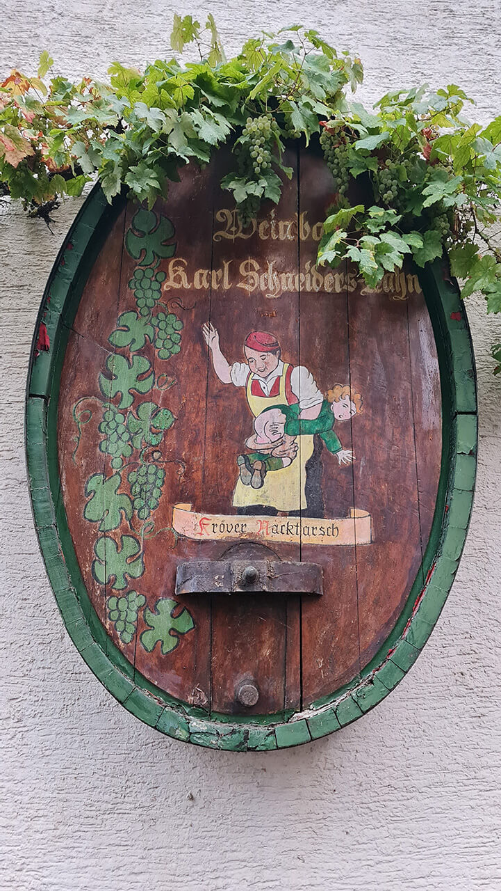 Abb. 3 Über die Moselregion hinaus den Weinkennern ein Begriff: der „Kröver Nacktarsch“, nach dem in Kröv auch die Festhalle benannt ist, in der die IOS Moselle stattfinden wird.