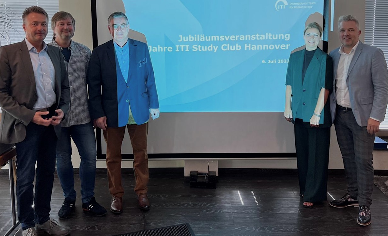 In Hannover bekamen die Study Club Direktoren Univ.-Prof. Dr. Dr. Nils-C. Gellrich (3. von links), Univ.-Prof. Dr. M. Stiesch (nicht im Bild) und Dr. Björn Rahlf (2. von links) die Auszeichnung zum Zehnjährigen. Den Festvortrag hielt Dr. Monika Bjelopavlovic (2. von rechts).