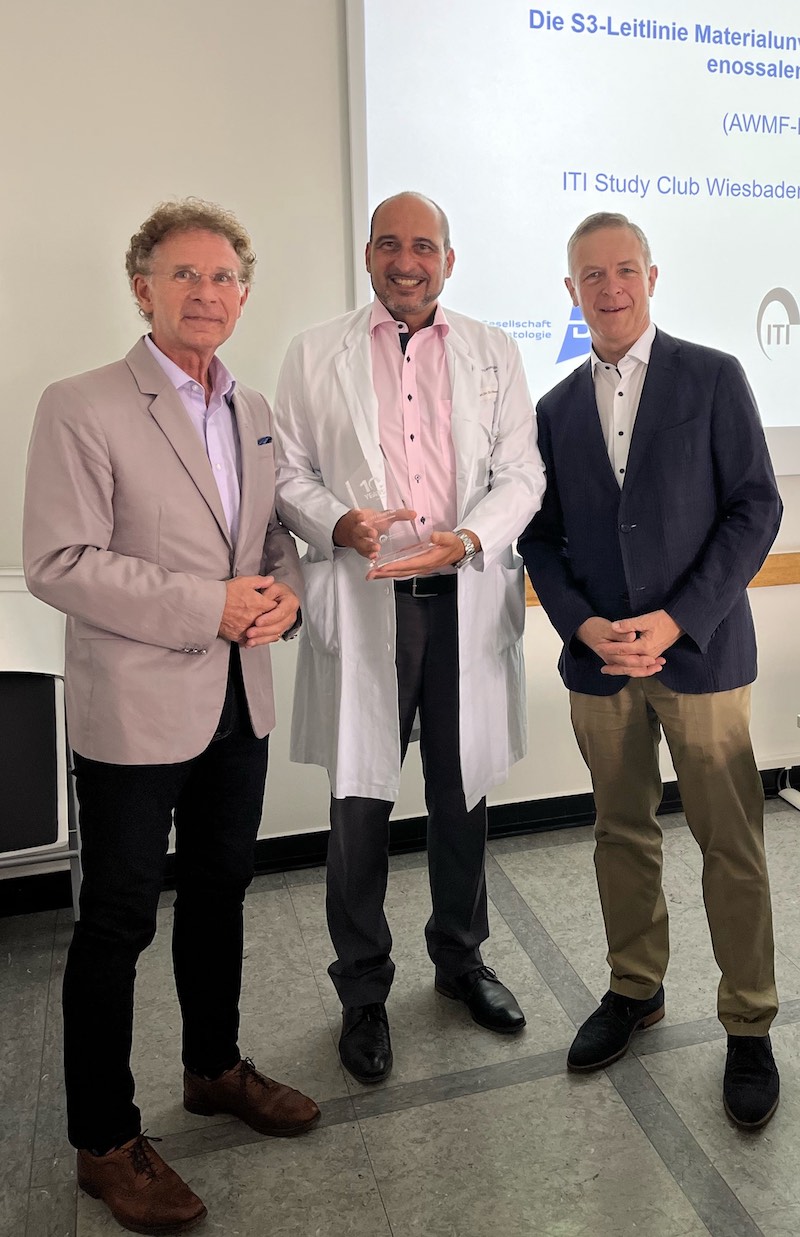 Prof. Dr. Dr. Knut A. Grötz (links) und Dr. Alfred Rau stehen für den ITI Study Club Wiesbaden-Mainz. Prof. Dr. Bilal Al-Nawas (Mitte) überbrachte für das Leadership-Team die Auszeichnung zum Jubiläum.