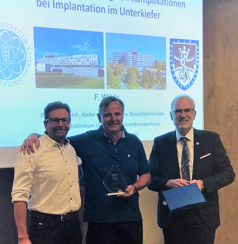 Der Study Club Ulm bekam Besuch von Dr. Georg Bach (rechts) vom Leadership-Team der Sektion, der Prof. Dr. Dr. Alexander Schramm (Mitte) und ZTM Hans-Frieder Eisenmann den Jubiläumspokal überreichte.