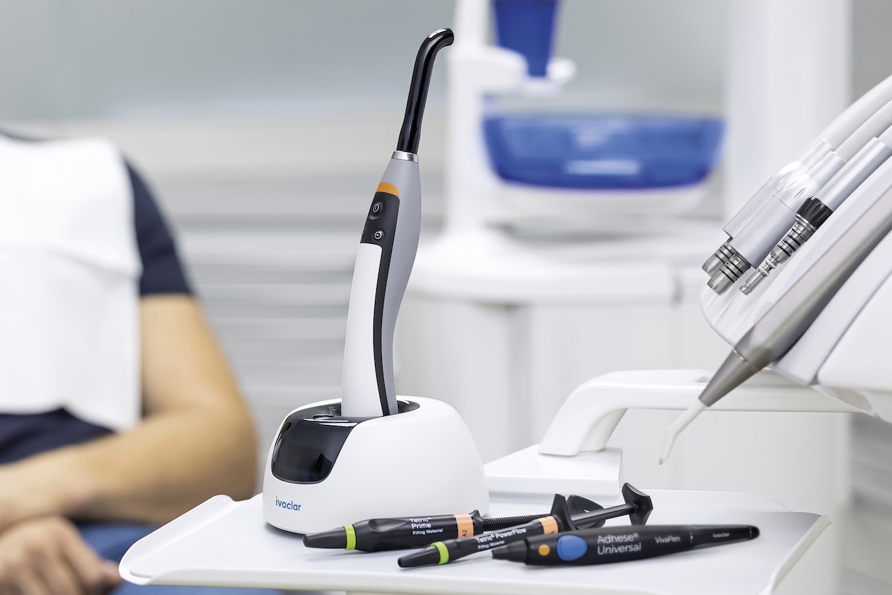 Moderne Materialien und Technologien für die direkte Füllungstherapie und ästhetische direkte Restaurationen sind ein innovativer Teil der Produkte für die Zahnarztpraxis.