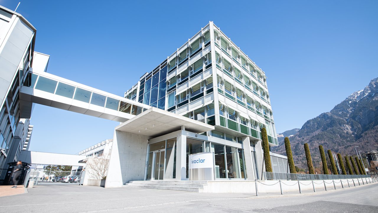 Der moderne Firmensitz der Ivoclar in Schaan – 2023 wird am Headquarter das neue Verwaltungs-, Besucher- und Ausbildungszentrum eröffnet werden.