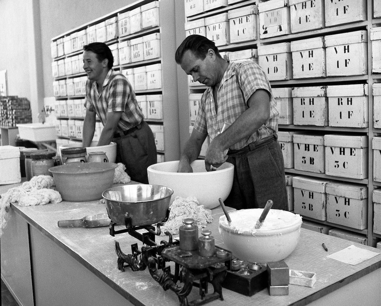 Arbeiter in den 1950er-Jahren beim Zusammenmischen verschiedener Rohstoffe zu einer Masse für die Kunstzahnproduktion.