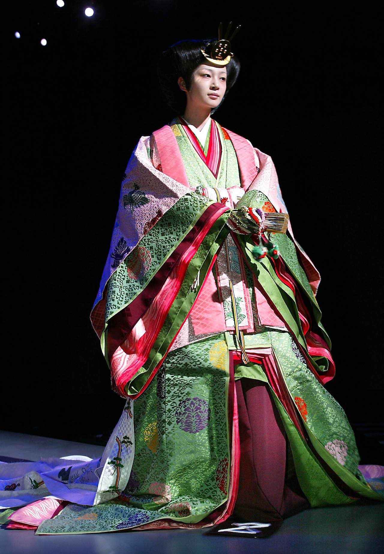 Der Kimono, die exquisiteste Form japanischer Damenbekleidung, steht mit seinem mehrlagigen Design für Qualität und Feinheit. Die mehrschichtige Struktur des Gewandes bildet eine ideale Analogie zu Katana Zirconia Multi-Layered. 
