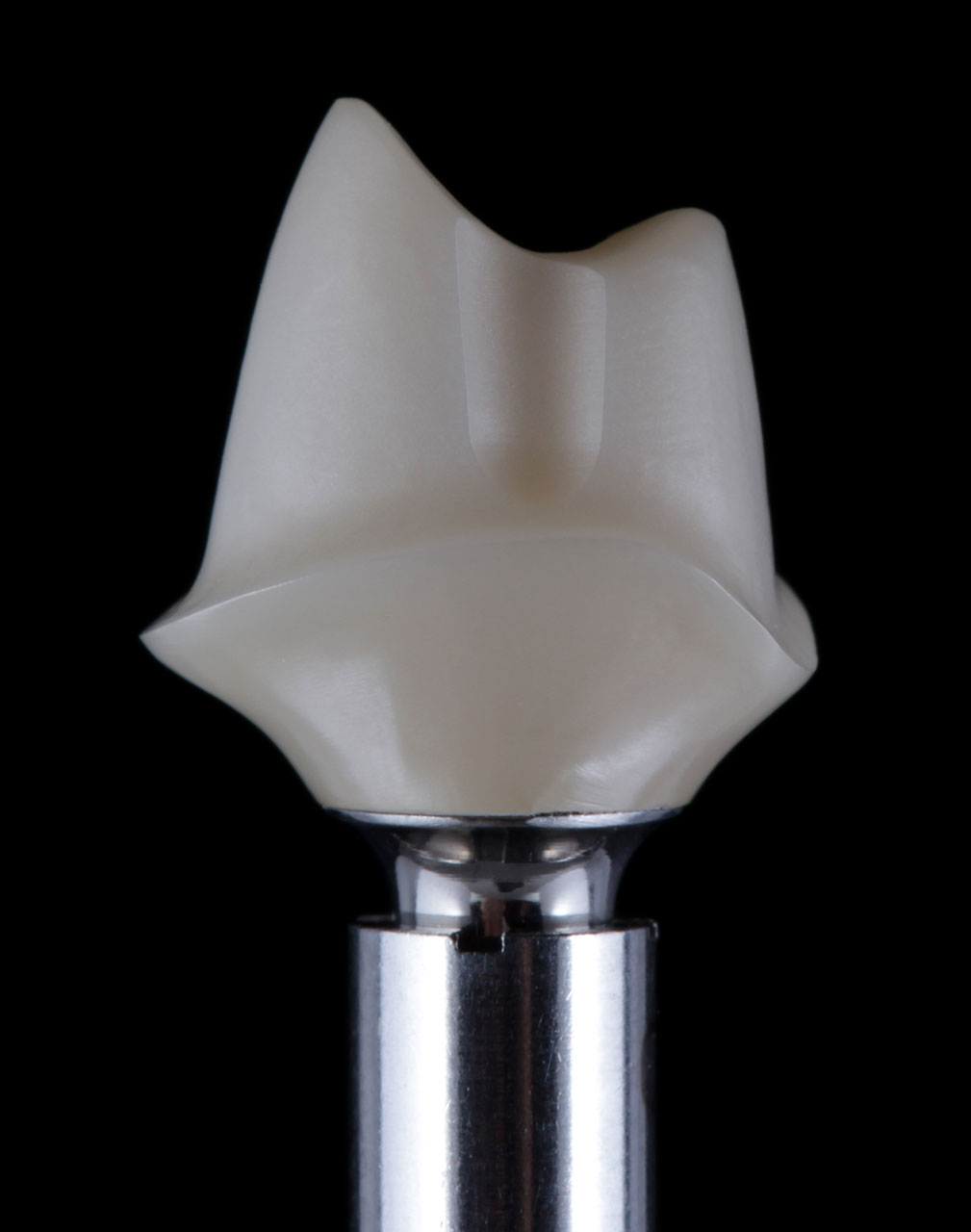 Abb. 3 Ein individuell gefertigter Zirkonoxidaufbau zur Emergenzprofilgestaltung auf einem Ankylos-Implantat.