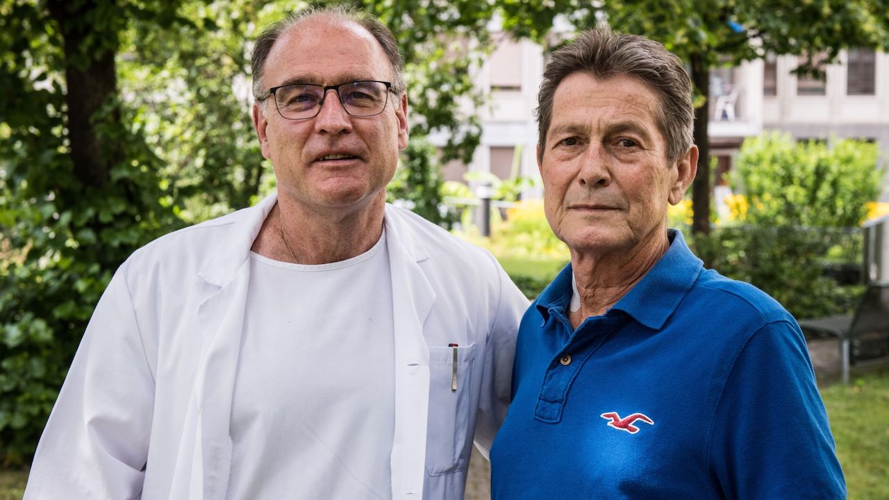 Abb. 1 Operateur Prof. Pierre-Alain Clavien und der Patient bei Spitalaustritt nach erfolgreicher Transplantation.