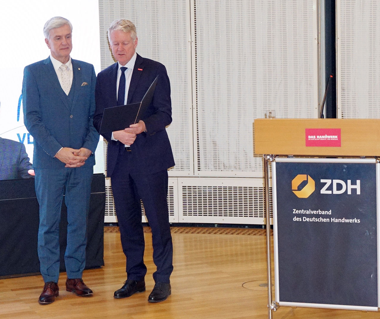 Generalsekretär Holger Schwannecke (rechts) überreichte das Handwerkszeichen des ZDH in Gold an Walter Winkler (links). Bild: VDZI