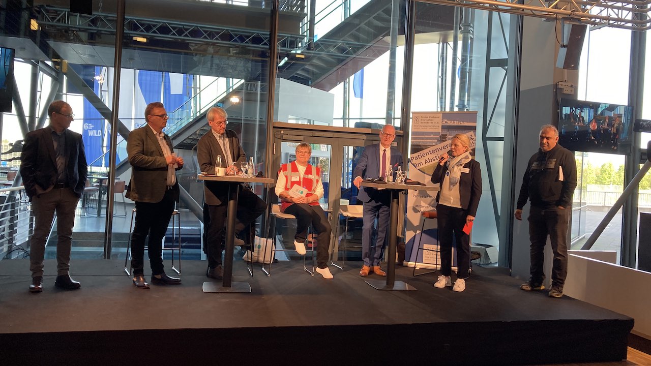 Sprachen auf der Veranstaltung (von links): Wieland Dietrich (Freie Ärzteschaft), Prof. Dr. Christoph Benz (BZÄK), Harald Schrader (FVDZ), Hannelore König (VmF), Martin Hendges (KZBV), Patricia Wachter (FVDZ WL) und Oktay Sunkur (FVDZ NR).