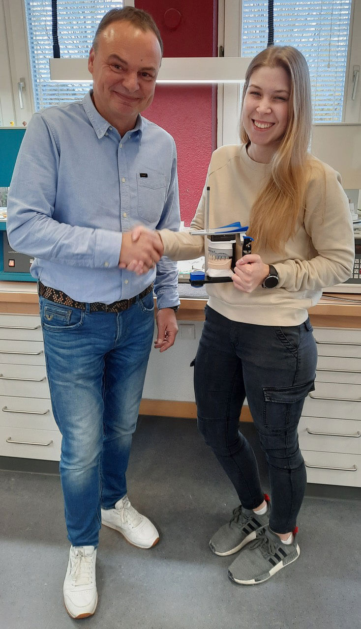 ZTM Jörg Pfleger vom Ausbildungsbetrieb Prima Denta Zahntechnik in Fulda  gratuliert Angelina Quell.
