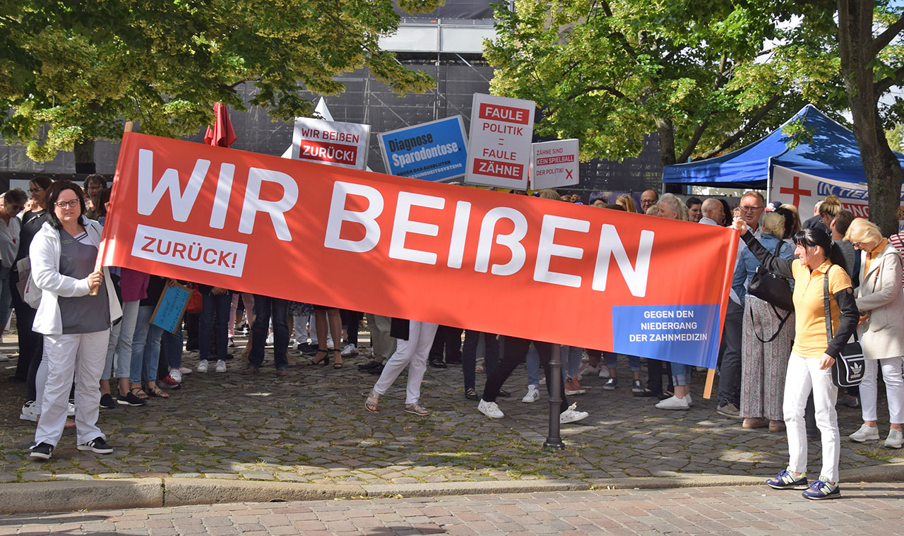Bei der Protestaktion der Zahnärztekammer Sachsen-Anhalt am  28. Juni auf dem Domplatz in Magdeburg kamen 500 Zahnärztinnen, Zahnärzte und Praxismitarbeitende zusammen.