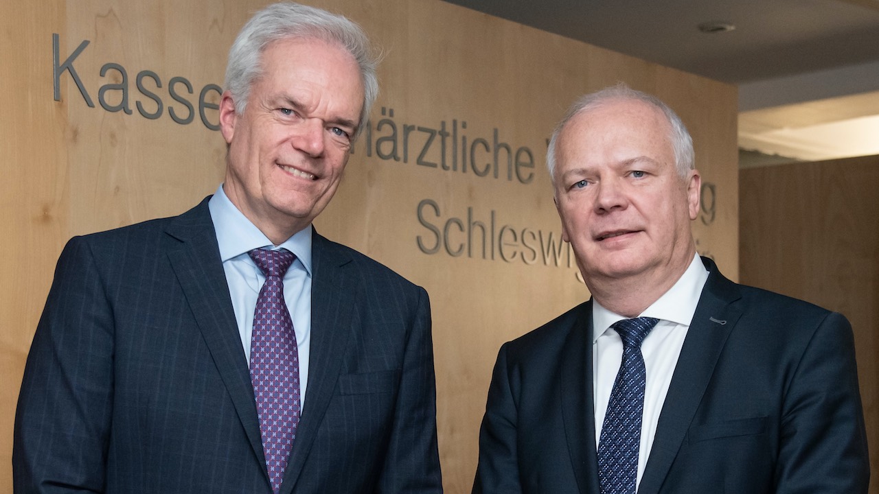 Dr. Michael Diercks (links) und ZA Peter Oleownik, Vorstand KZV S-H, warnen vor einer vorschnellen bundesweiten Einführung des E-Rezepts.