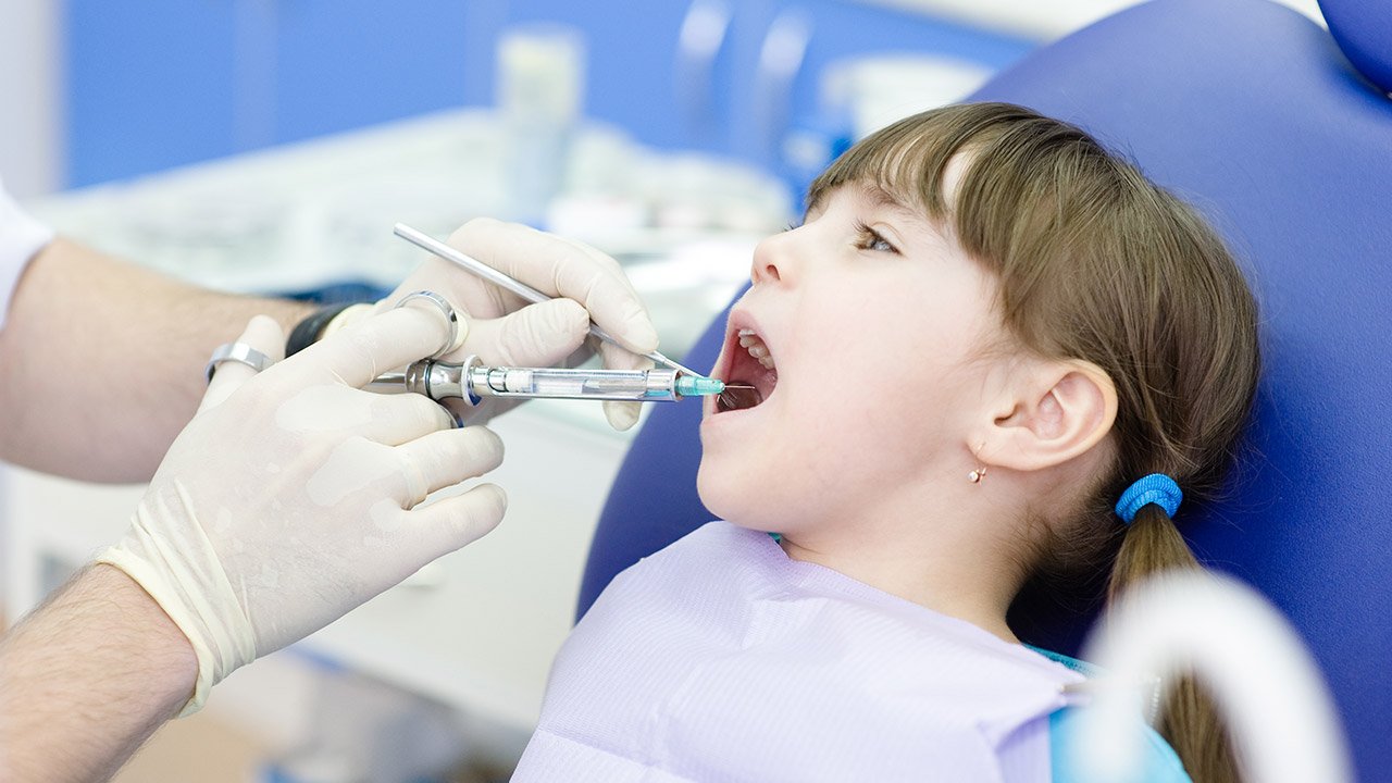Наркоз ребенку в год. Обезболивание у детей в стоматологии. Обезболивающий укол в стоматологии.
