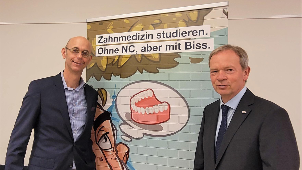 MHB-Kanzler Dr. Gerrit Fleige (links) und MHB-Präsident Prof. Hans-Uwe Simon stellten den neuen Brandenburgischen Modellstudiengang Zahnmedizin (BMZ) vor.
