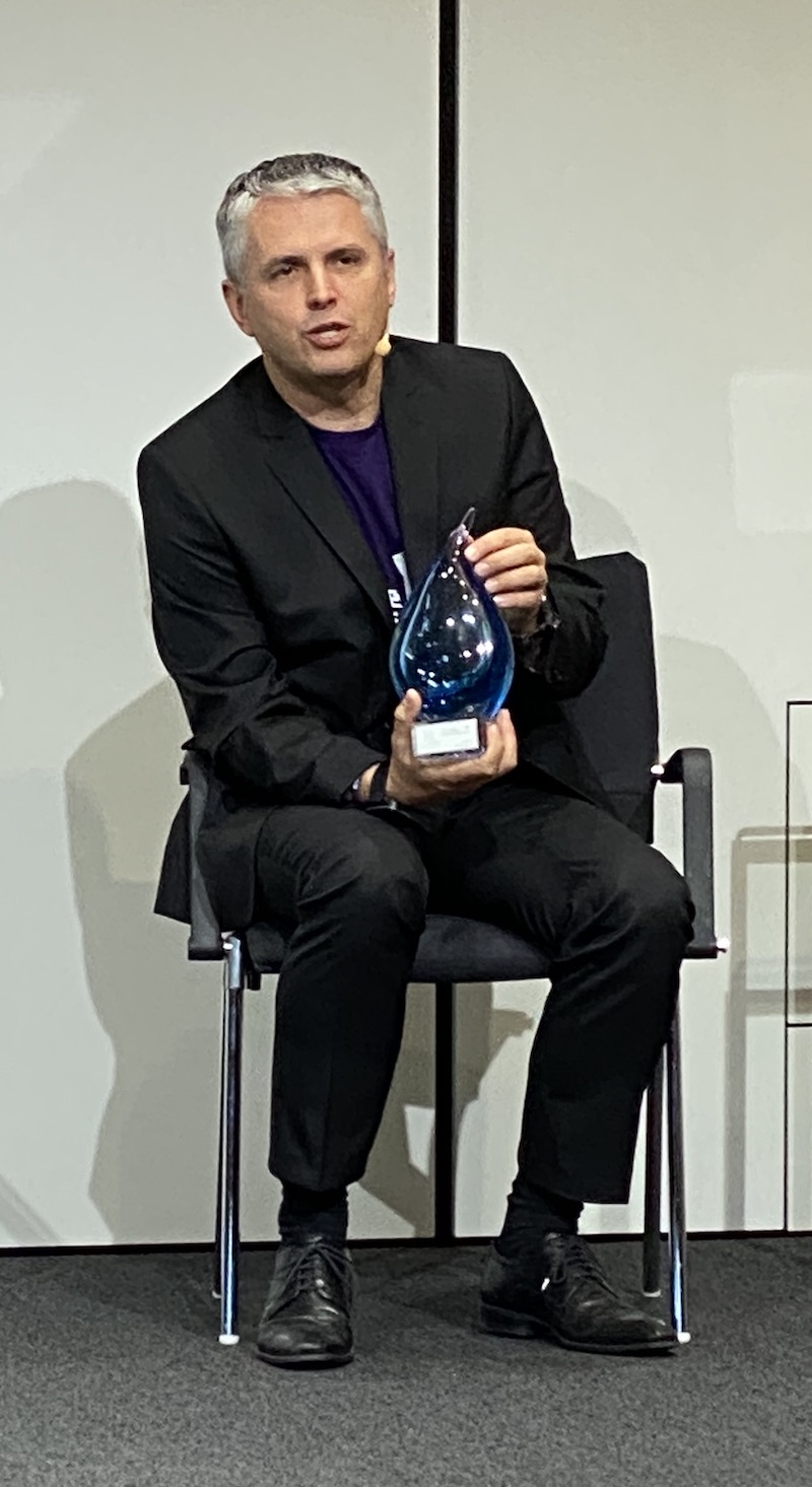 Novica Savic, CCO von Exocad, mit dem Cellerant Best of Class Technology Award 2020 für ChairsideCAD. (Foto: Quintessence News)