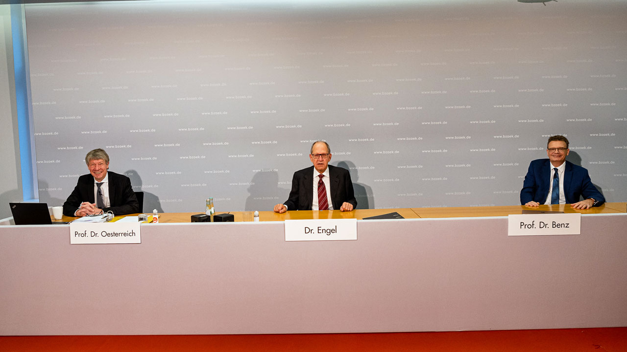 Der Geschäftsführende BZÄK-Vorstand (von links): Vizepräsident Prof. Dr. Dietmar Oesterreich, Präsident Dr. Peter Engel, Vizepräsident Prof. Christoph Benz