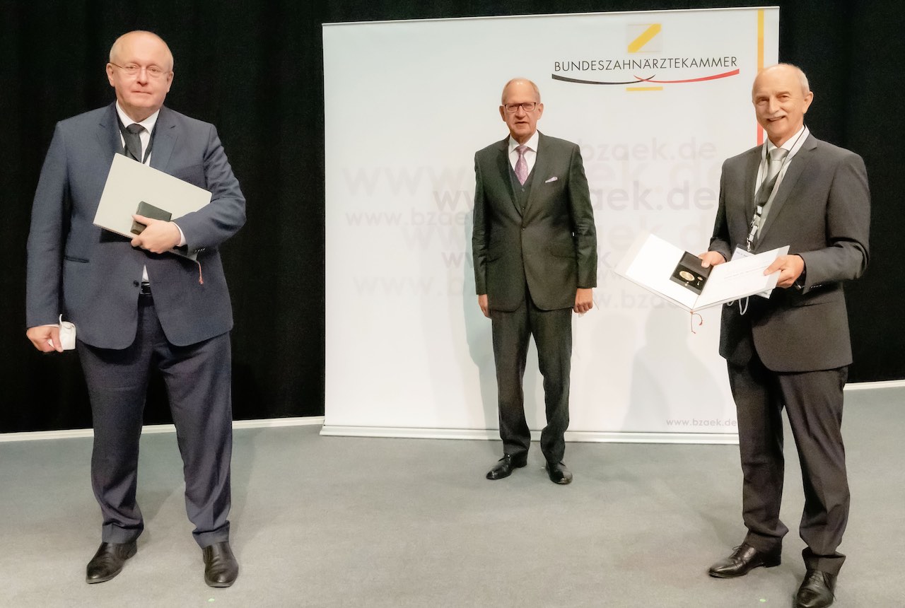 Arno Metzler (links) und Prof. Dr. Reinhard Hickel (rechts) wurden von BZÄK-Präsident Dr. Peter Engel mit der Goldenen Ehrennadel der Deutschen Zahnärzteschaft geehrt.
