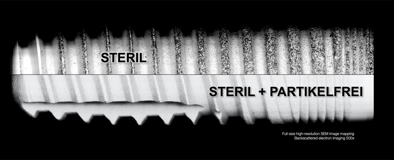 Hochauflösende REM-Darstellung von zwei steril verpackten Implantaten – beide mit CE Zeichen. 