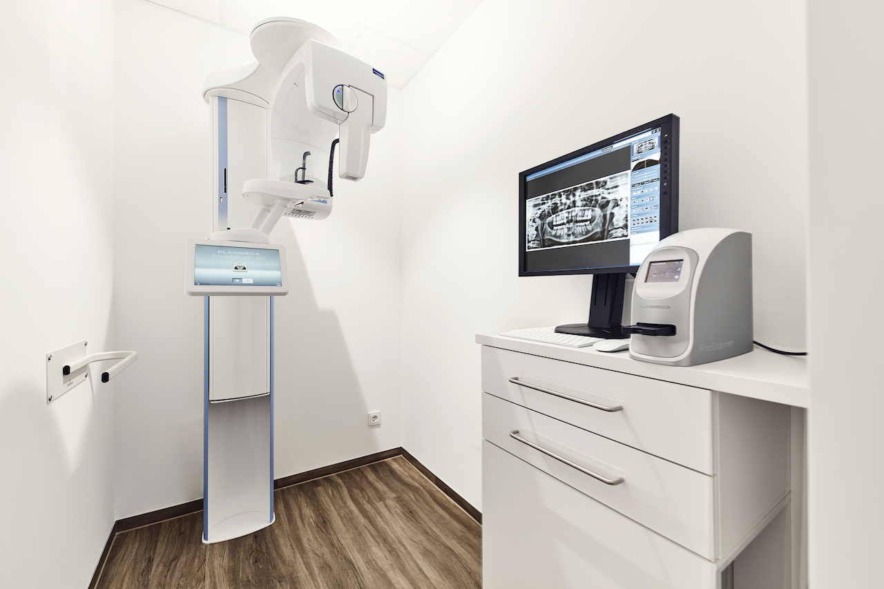 Der Röntgenraum sollte zentral zu den Behandlungszimmern positioniert sein.
