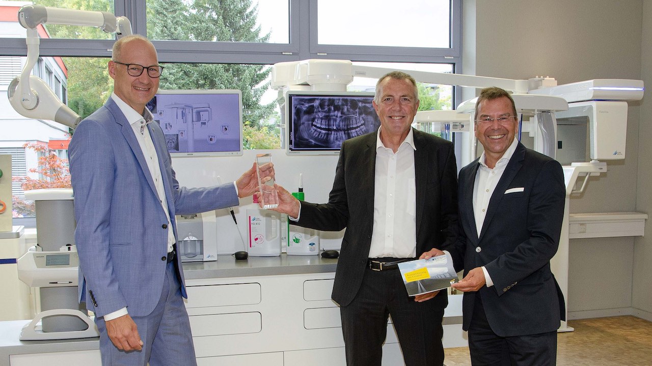 Martin Dürrstein, CEO der Dürr Dental SE (links) bei der Entgegennahme des Finalisten-Awards durch das EY Award-Team (Business Development Südwestdeutschland, EY).