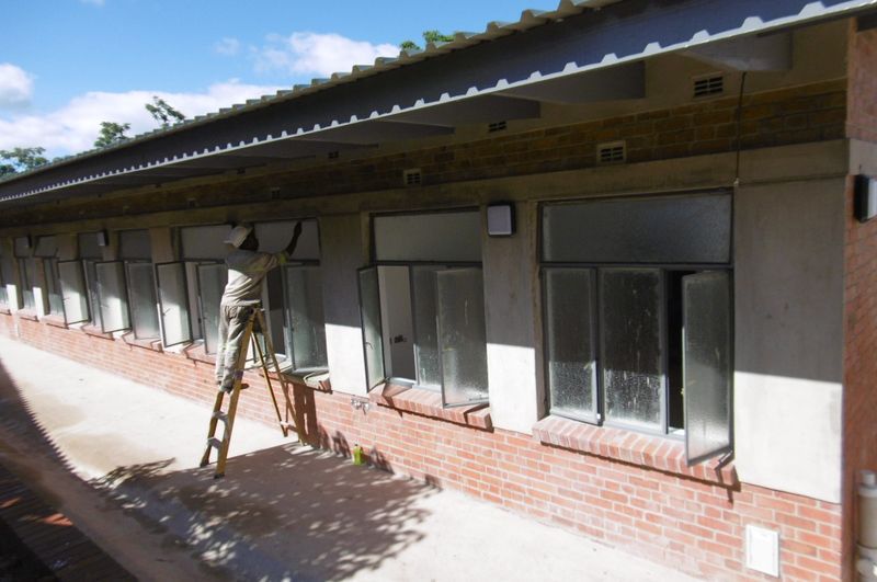 Die Bauarbeiten gehen voran. Die neue Station des Hospitals in Zimbabwe wird direkt neben dem Kreißsaal und den OP-Sälen liegen.