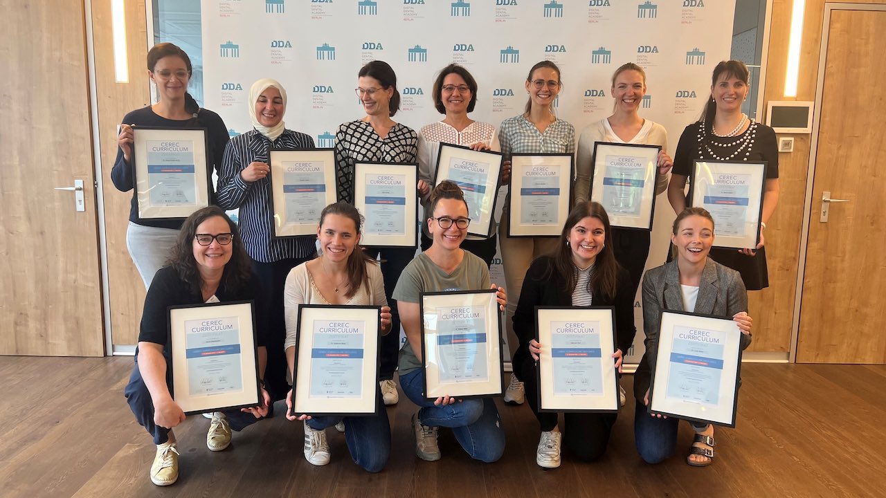 Erfolgreicher Abschluss: Die Teilnehmerinnen des Cerec Curriculums Mitte Mai 2022 in der Digital Dental Academie in Berlin.